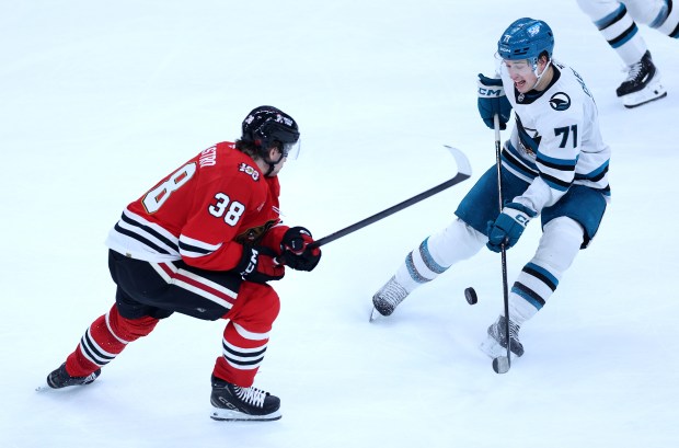 El defensa de los Chicago Blackhawks, Ethan Del Mastro (38) y el centro de los San Jose Sharks, Maclin Celebrini (71), luchan durante el segundo período de un juego en el United Center el 15 de abril de 2026 en Chicago. (Chris Sweda/Chicago Tribune)