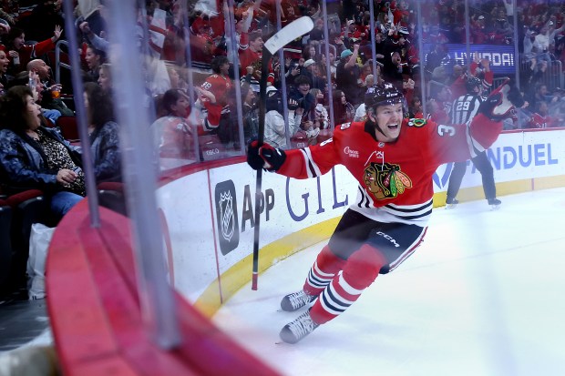 El defensa de los Chicago Blackhawks, Ethan Del Mastro (38), celebra después de marcar un gol en el tercer período del juego contra los San Jose Sharks en el United Center el 15 de abril de 2026 en Chicago. (Chris Sweda/Chicago Tribune)