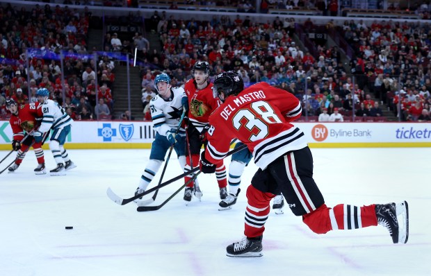 El defensa de los Chicago Blackhawks, Ethan Del Mastro (38), marca un gol durante el tercer período del juego contra los San Jose Sharks en el United Center el 15 de abril de 2026 en Chicago. (Chris Sweda/Chicago Tribune)