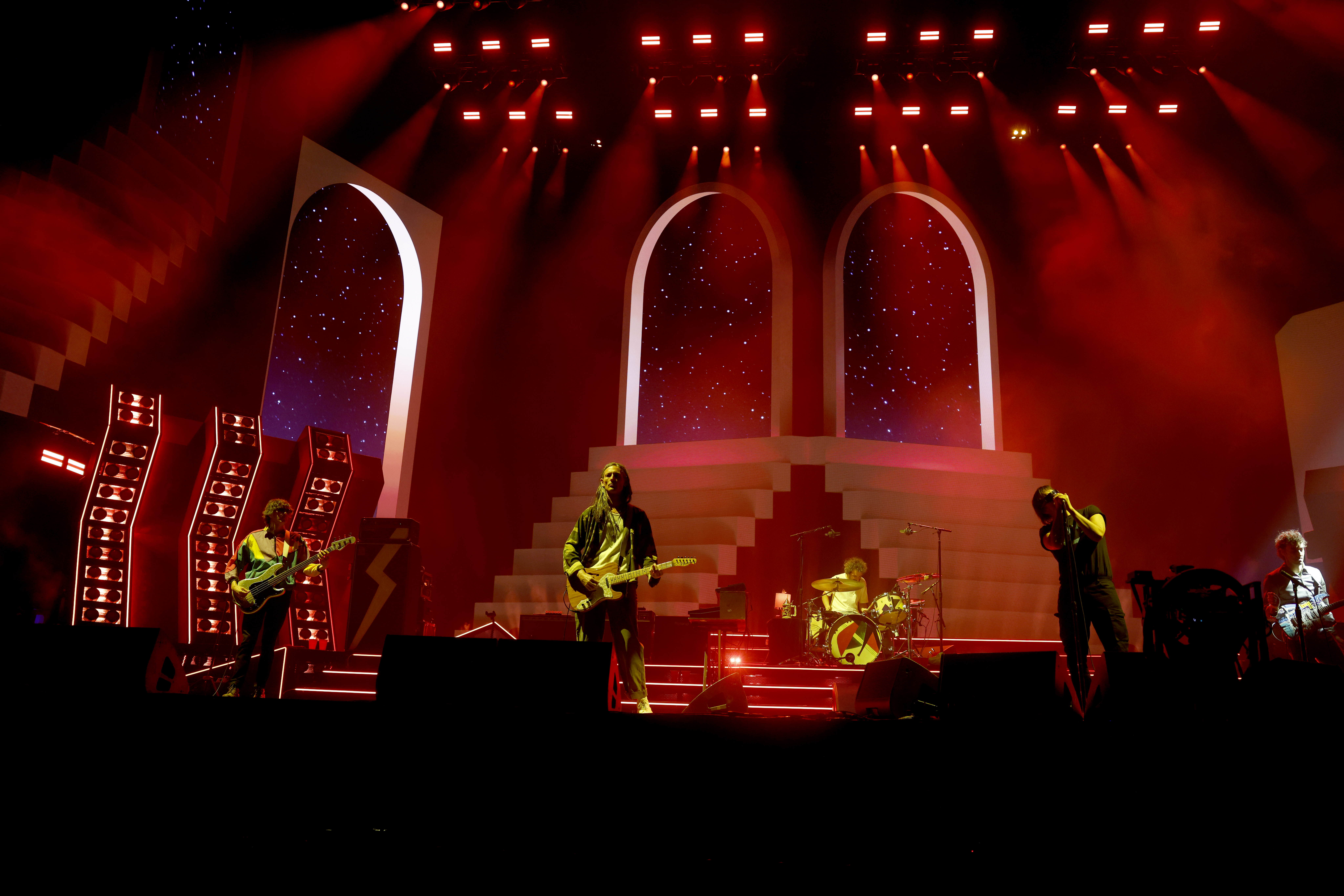 INDIO, CA - 11 de abril de 2026: The Strokes se presenta en el escenario de Coachella durante el Festival de Música y Artes del Valle de Coachella en el Empire Polo Club el sábado 11 de abril de 2026 en Indio, CA. (Kayla Bartkowski/Los Angeles Times vía Getty Images)