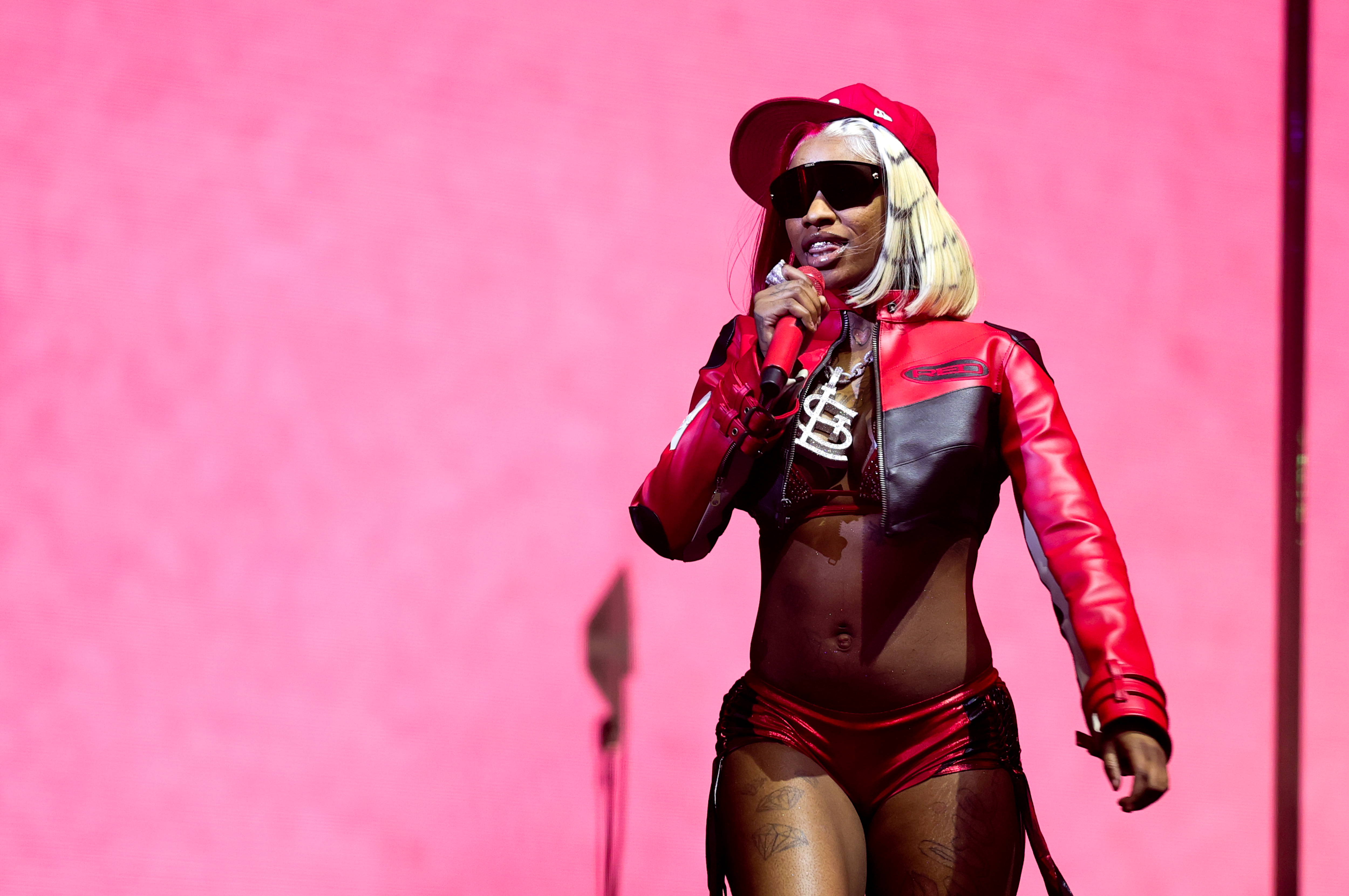 INDIA, CALIFORNIA - 10 DE ABRIL: Sexy Red se presenta en Sahara Tent durante el Festival de Música y Artes de Coachella Valley 2026 en el Empire Polo Club el 10 de abril de 2026 en Indio, California. (Foto de Arturo Holmes/Getty Images para Coachella)
