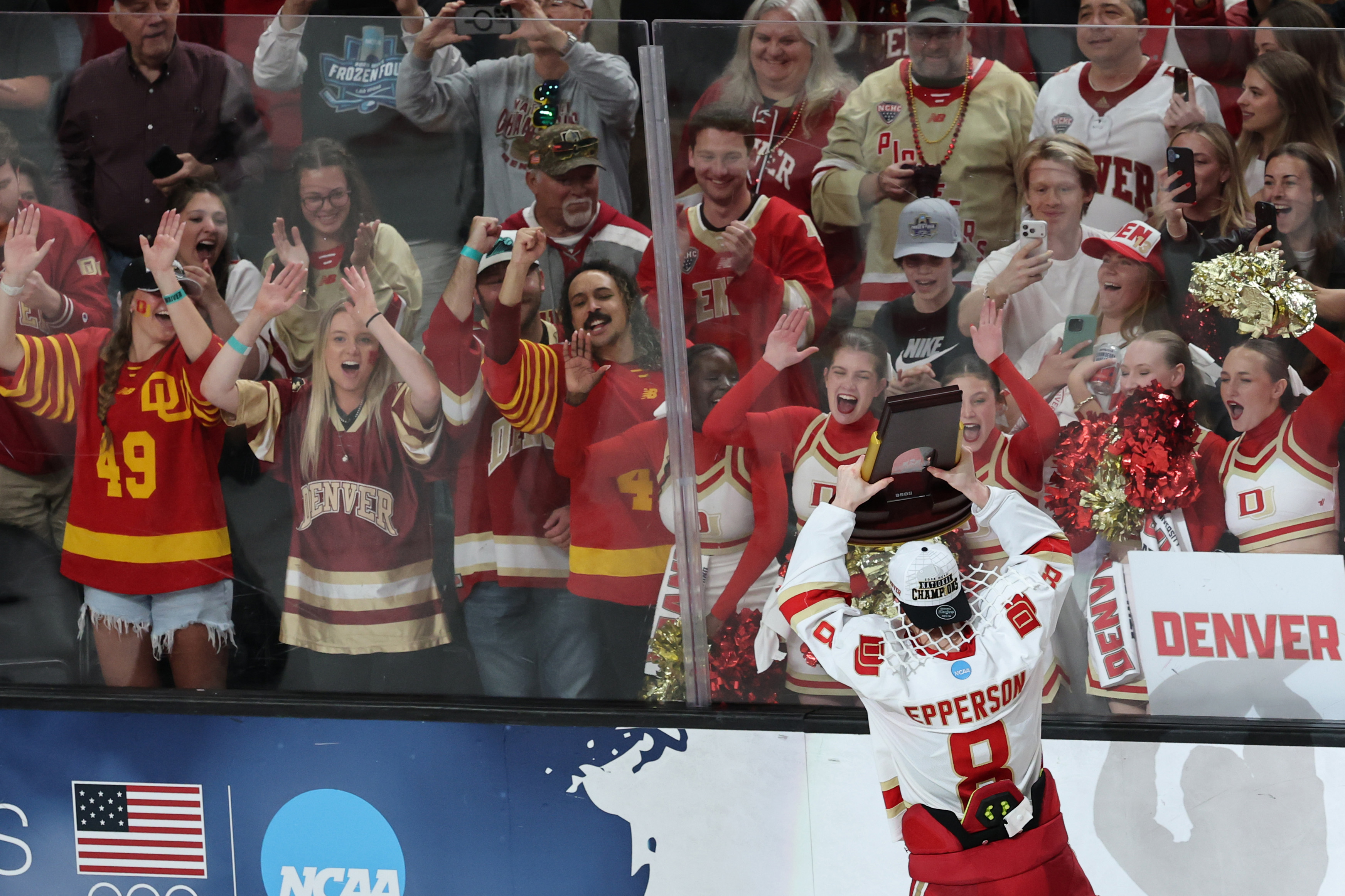 Christian Epperson #8 de los Denver Pioneers celebra con su...