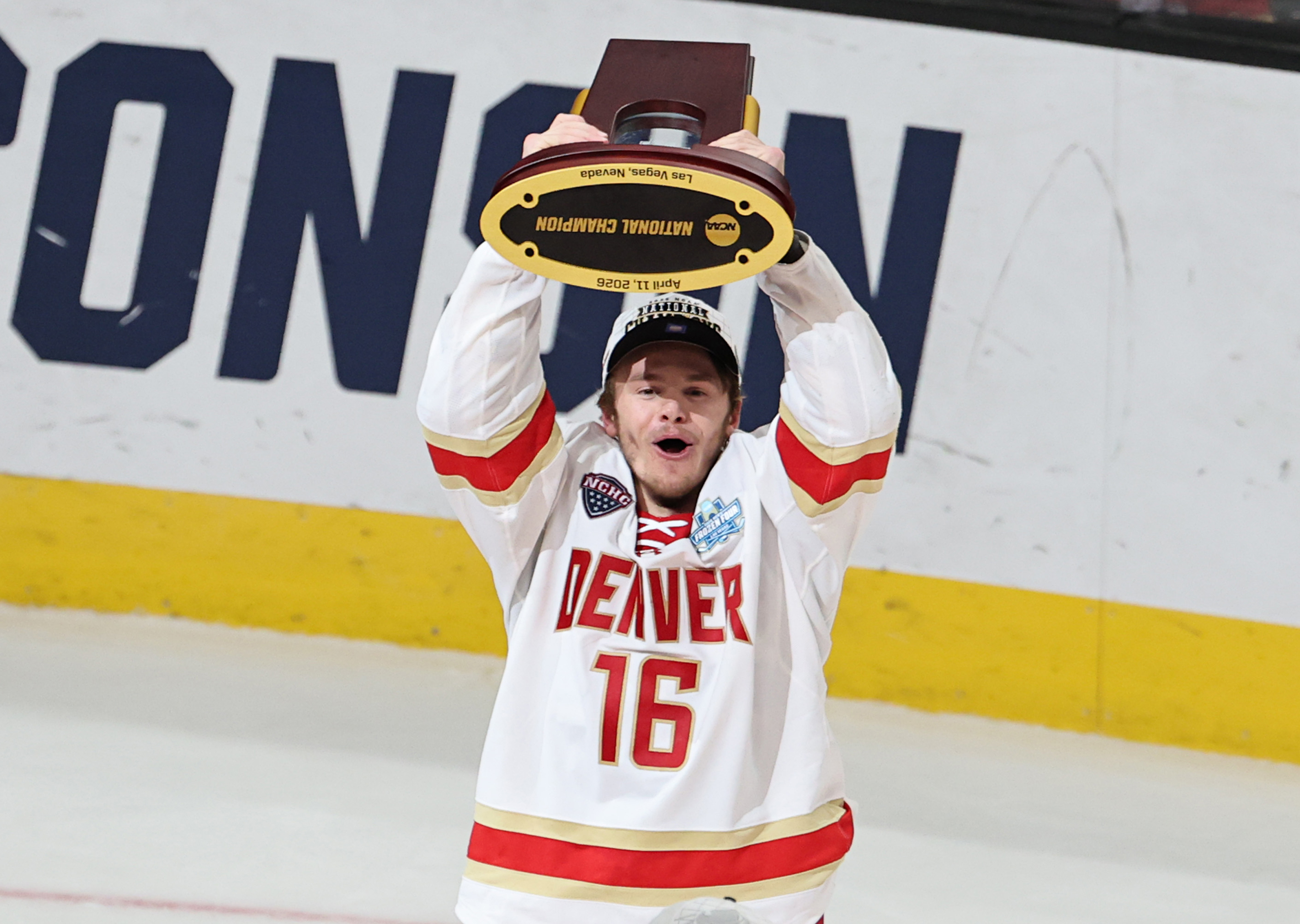 Kyle Chezowski #16 de los Denver Pioneers celebra con su...