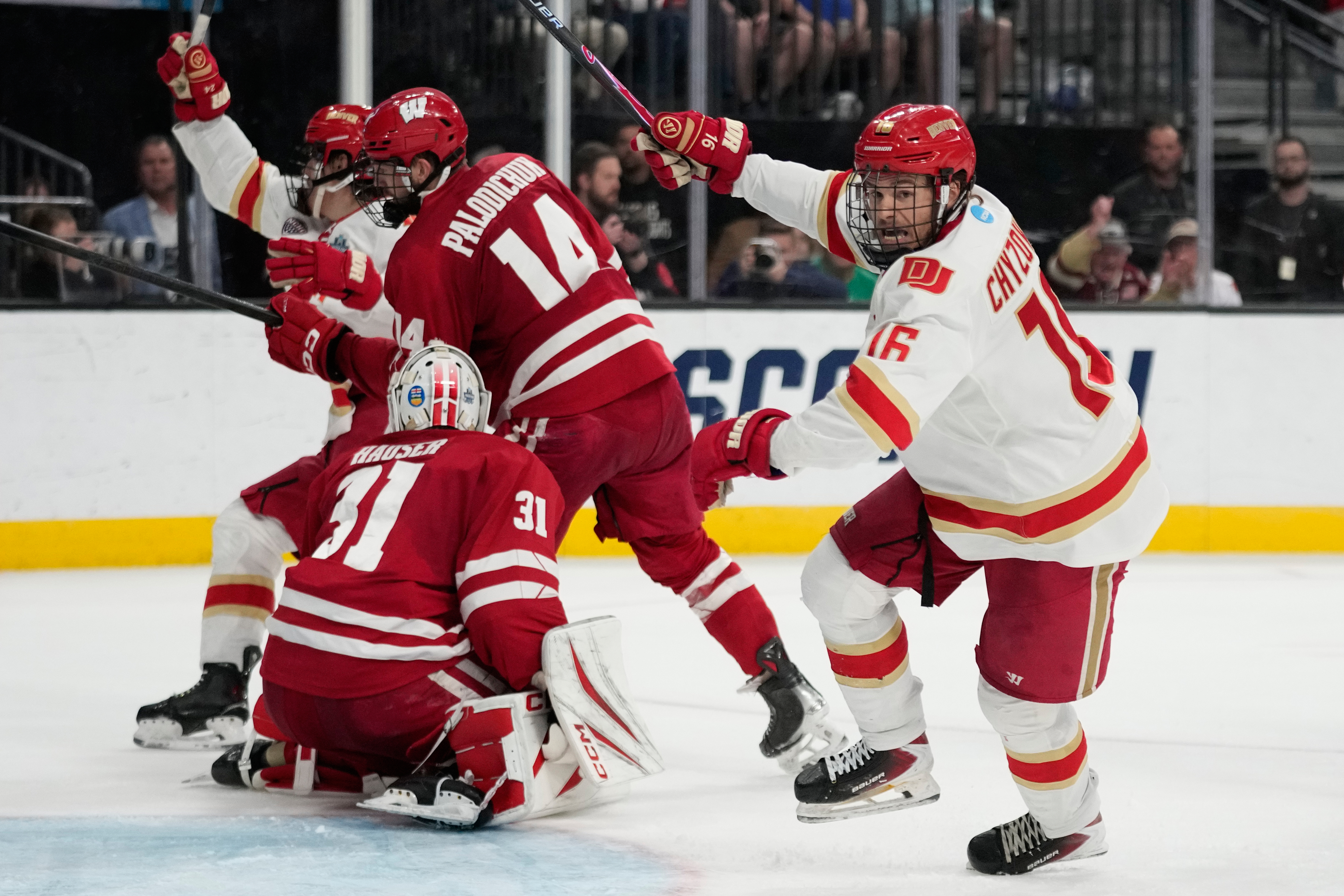 El delantero de Denver Kyle Chezowski (16) celebra tras anotar contra Wisconsin...