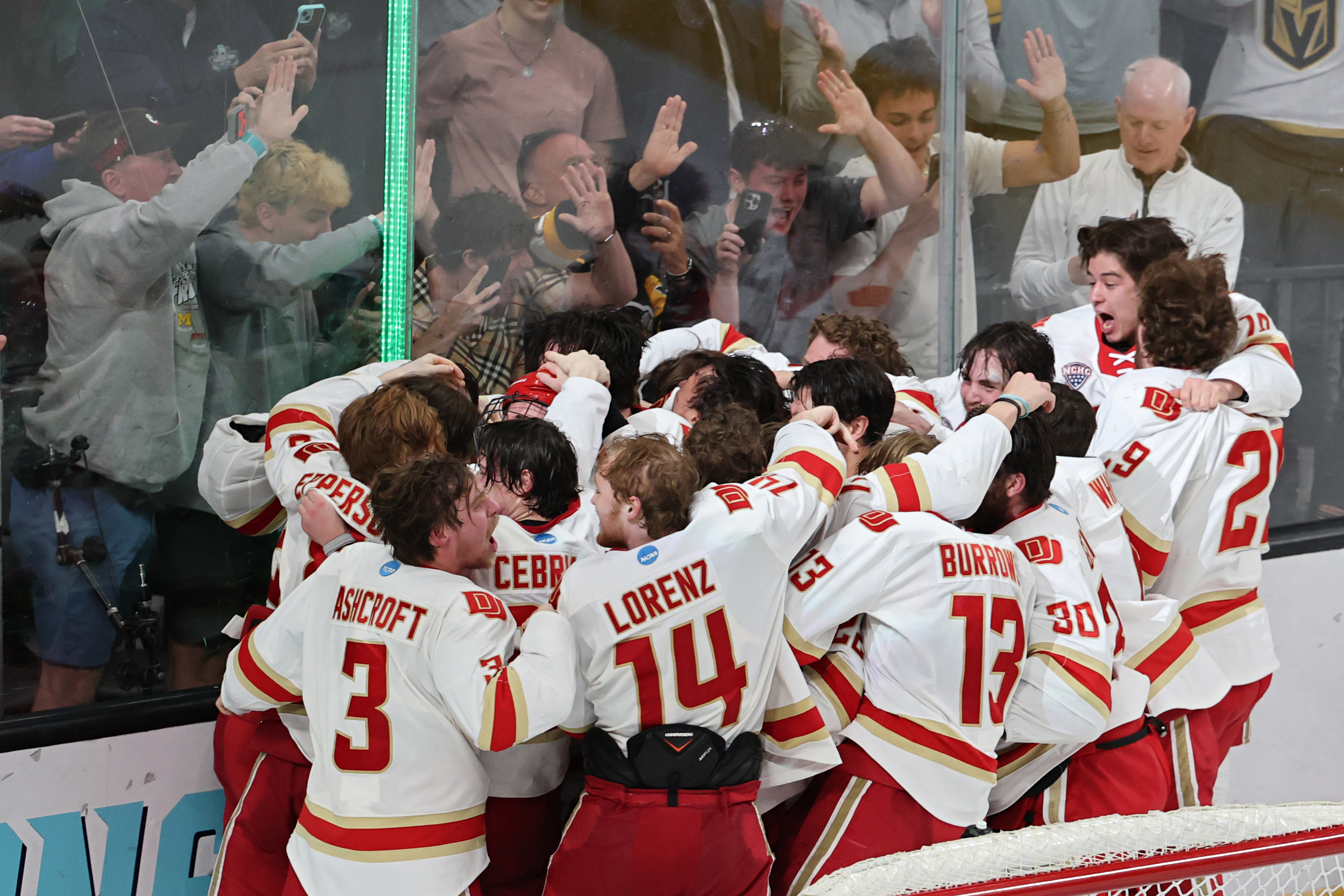 Los miembros de los Denver Pioneers celebran tras una victoria contra los...