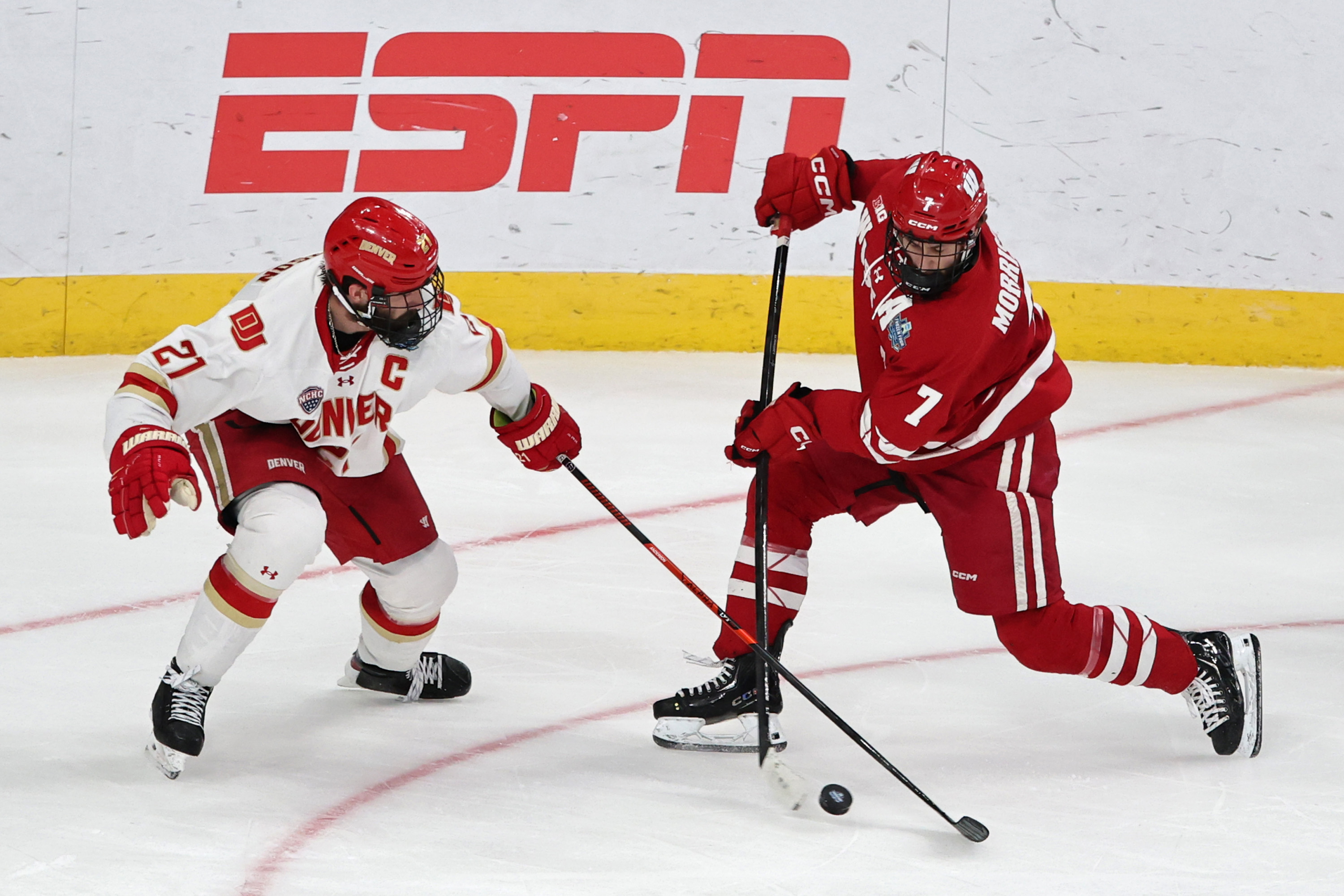 Gavin Morrissey #7 de los Wisconsin Badgers busca disparar...