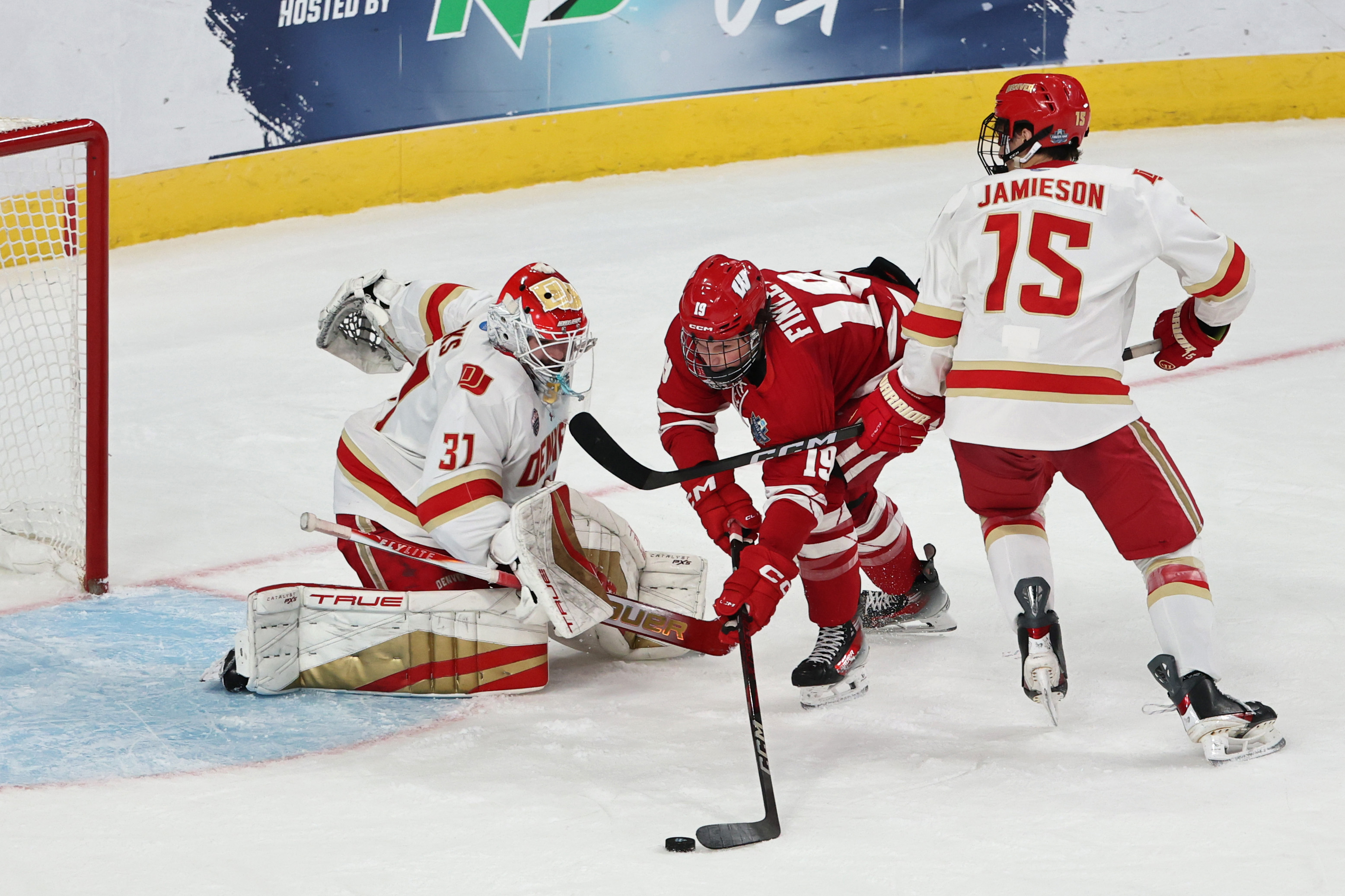 Quinn Finley # 19 de los Wisconsin Badgers busca disparar...