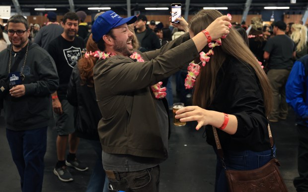 Morgan Reid de Third Street Ale Works entrega una cerveza durante la Batalla de los Bravos en el recinto ferial del condado de Sonoma el sábado 11 de abril de 2026 en Santa Rosa. (Kent Porter/The Press Democrat)