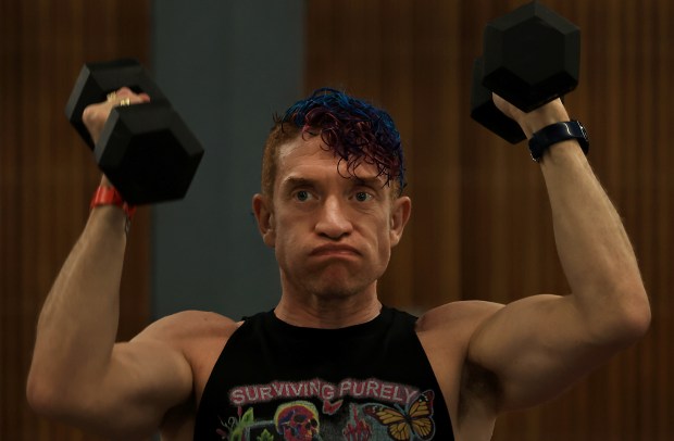 Ryan Nolan, propietario de Spite Fitness, promociona su negocio durante la Batalla de los Bravos el sábado 11 de abril de 2026 en el recinto ferial del condado de Sonoma en Santa Rosa. (Kent Porter/Prensa Demócrata)