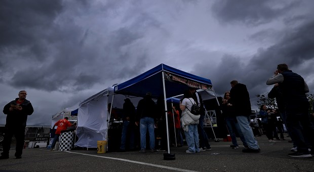 Nubes de tormenta se acumulan sobre los vendedores de comida durante la Batalla de los Bravos en el recinto ferial del condado de Sonoma el sábado 11 de abril de 2026 en Santa Rosa. (Kent Porter/The Press Democrat)