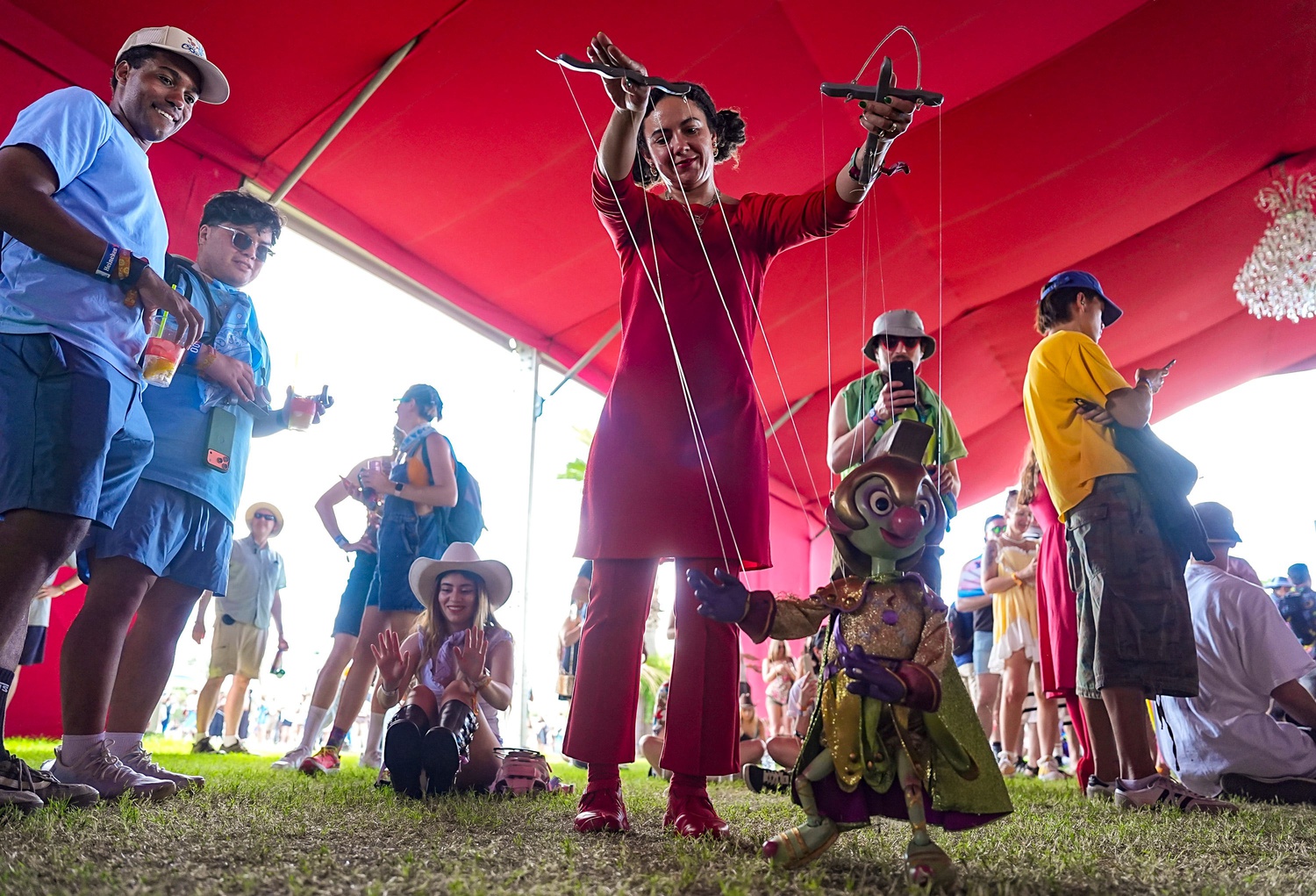 Uno de los titiriteros del Bob Baker Marionette Theatre trabaja entre la multitud antes de su presentación durante el fin de semana 1 del Festival de Música y Artes del Valle de Coachella, el viernes 10 de abril de 2026, en Indio, California.