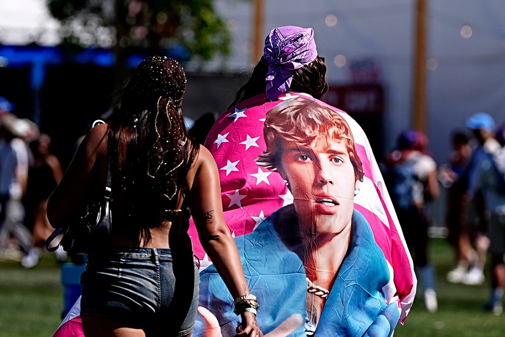 Un fanático de Justin Bieber camina por el Empire Polo Club durante el Festival de Música y Artes de Coachella Valley el sábado 11 de abril de 2026 en Indio, California.