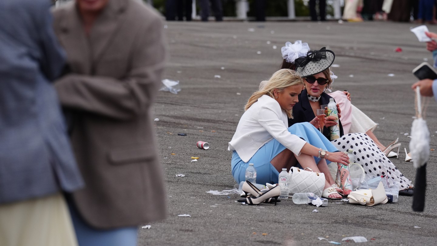 Corredores en el hipódromo de Aintree en la final del Día de las Damas del Gran Festival Nacional Randex 2026.