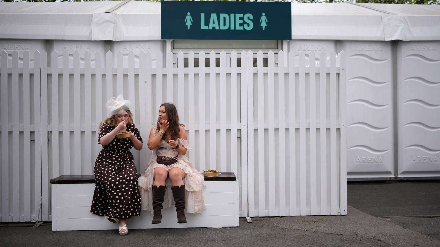 Los asistentes a las carreras llegan a Aintree para el primer día del Gran Festival Nacional.