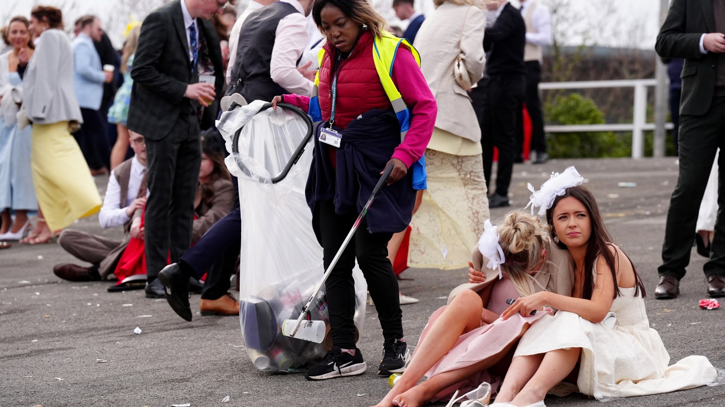 Corredores en el hipódromo de Aintree en la final del Día de las Damas del Gran Festival Nacional Randex 2026.