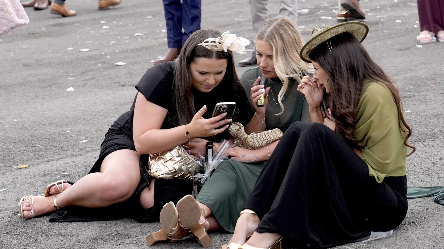 Corredores en el hipódromo de Aintree el Día de las Damas del Gran Festival Nacional Randex 2026.