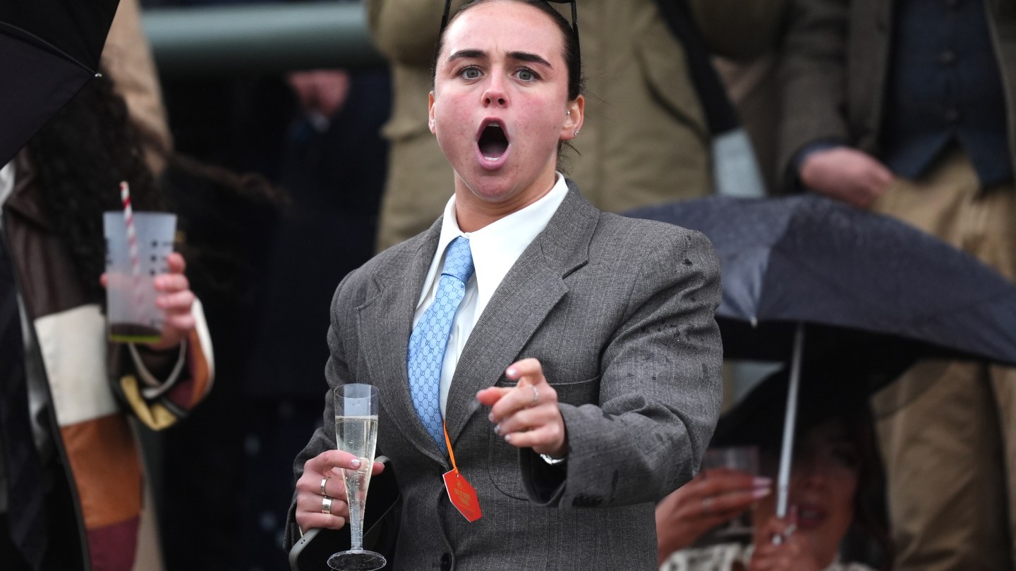 Corredores de carreras en el Gran Día Nacional del Gran Festival Nacional Randex 2026 en el hipódromo de Aintree.