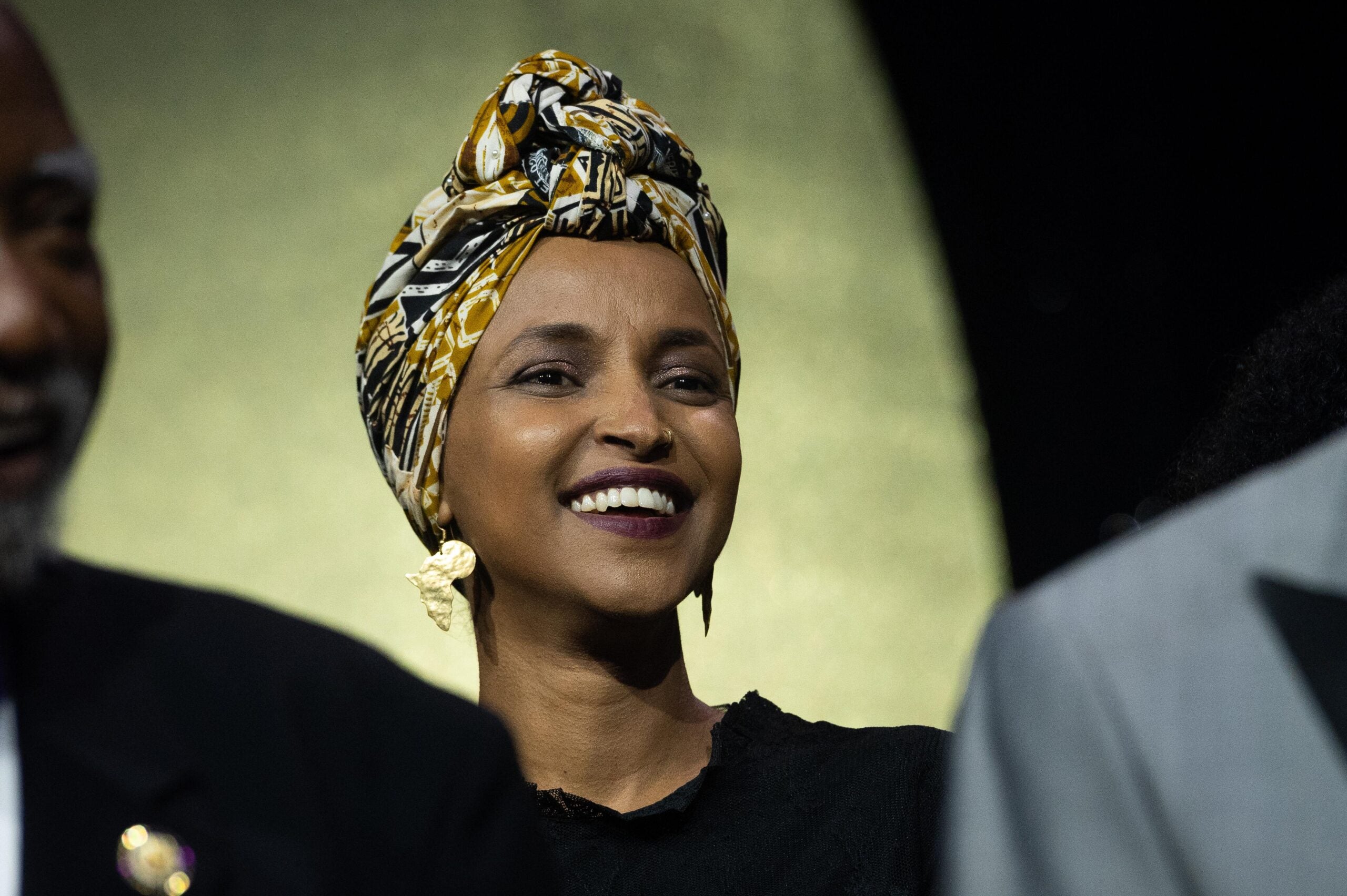 La representante Ilhan Omar, demócrata por Minnesota, aparece en el escenario durante la cena de premios Phoenix de la Congressional Black Caucus Foundation, el sábado 27 de septiembre en Washington.