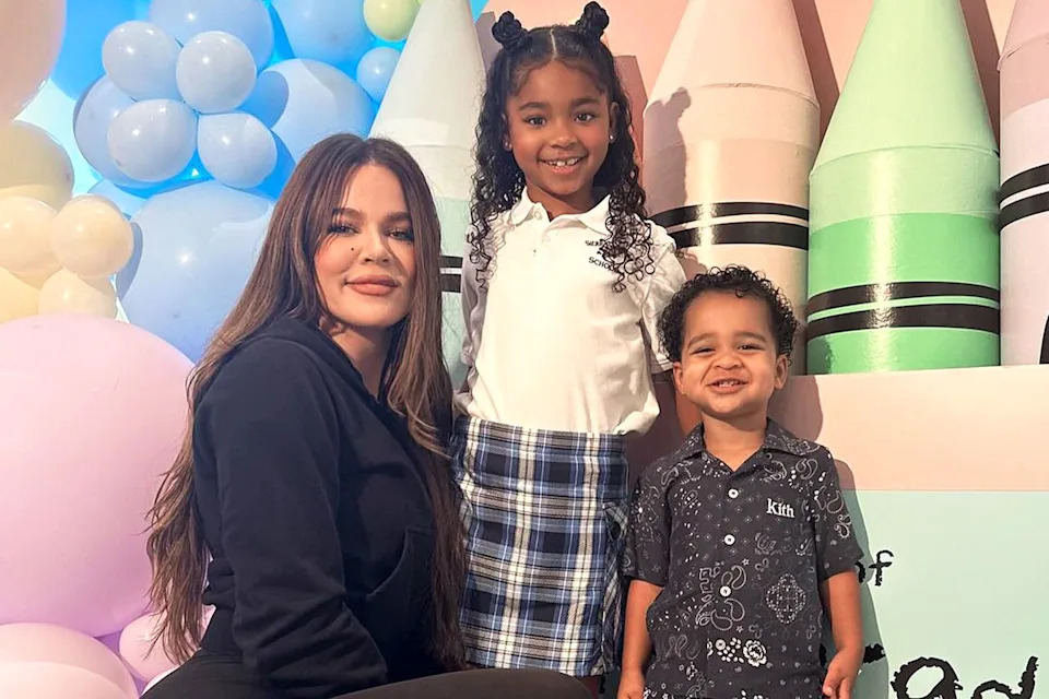 Khloe Kardashian con su hija True y su hijo Tatum en el primer día de primer grado de True en agosto de 2024. Crédito: Khloe Kardashian/Instagram