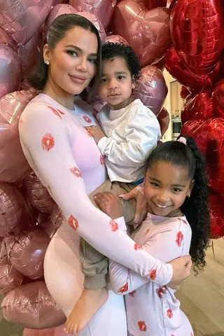 Khloe Kardashian y sus dos hijos, True y Tatum, el día de San Valentín en febrero de 2025. Crédito: Khloe Kardashian/Instagram