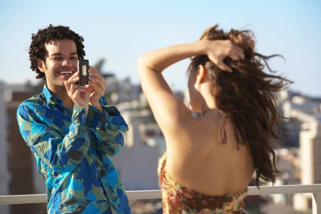 Los expertos dicen que tomar demasiadas fotografías durante las vacaciones puede reducir tu felicidad en un 16 por ciento.
