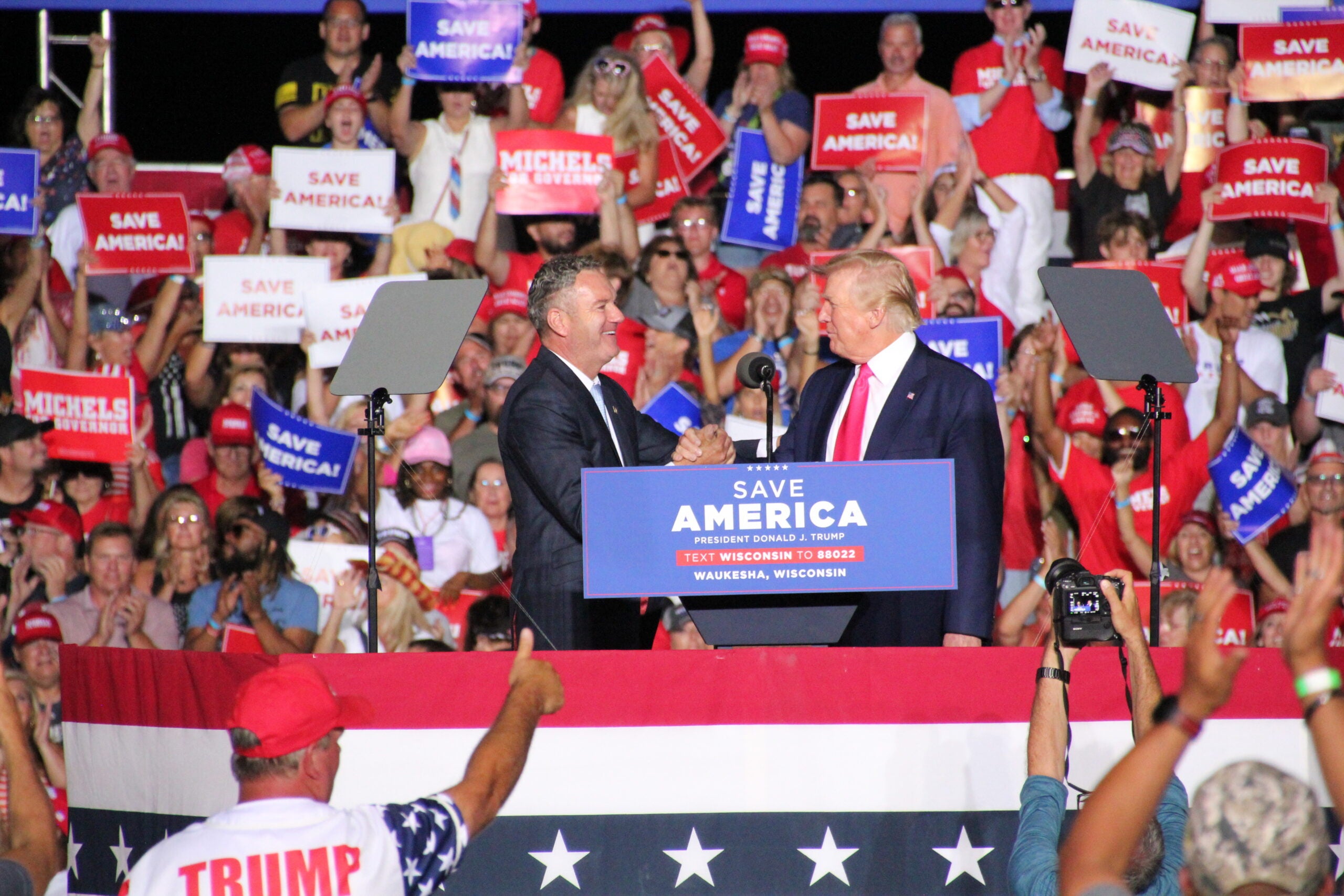 El candidato republicano a gobernador Tim Michaels le da la mano al expresidente Donald Trump en un mitin de campaña en Waukesha el 5 de agosto de 2022. Trump respaldó a Michaels en las primarias republicanas para gobernador.