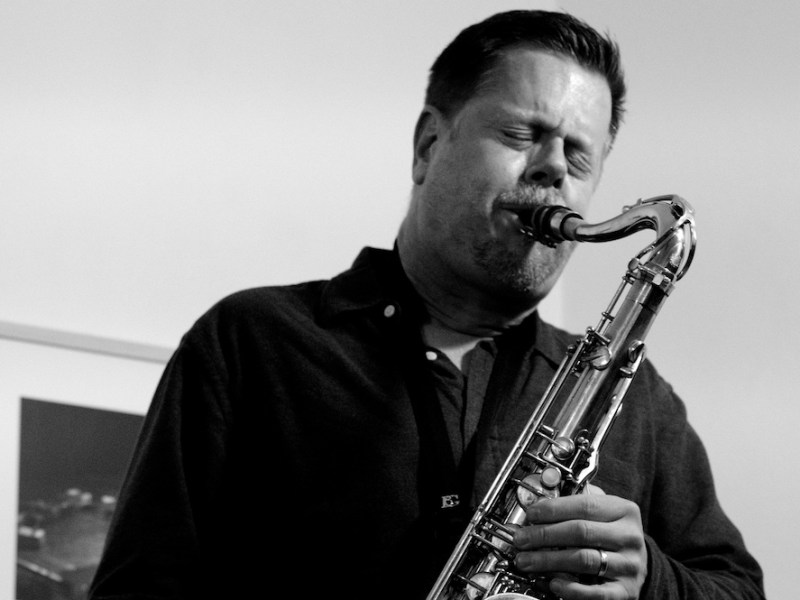 La luminaria del free jazz Ken Vandermark actuará en San Antonio este viernes.