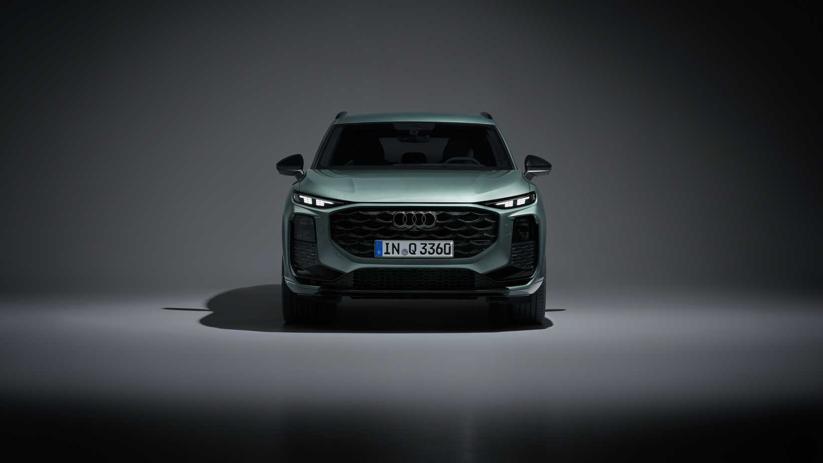 Una vista frontal del Audi Q3 2026 estacionado en un estudio. 