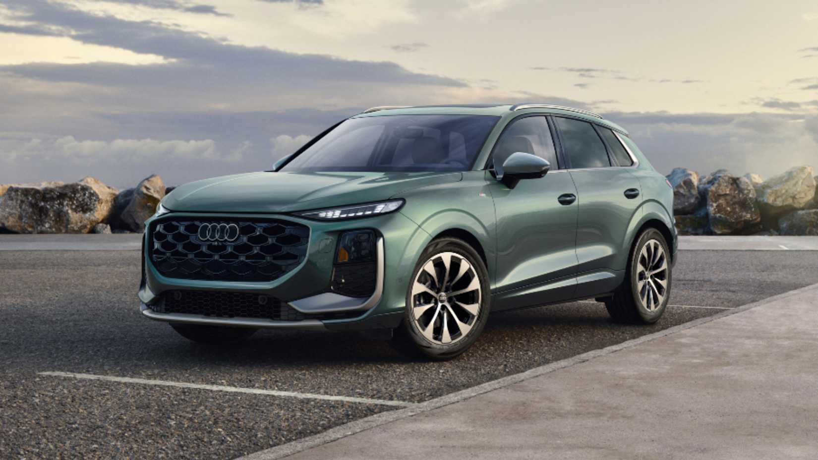 Un Audi Q3 2026 estaba estacionado cerca de una acera y visto desde el frente 3/4.