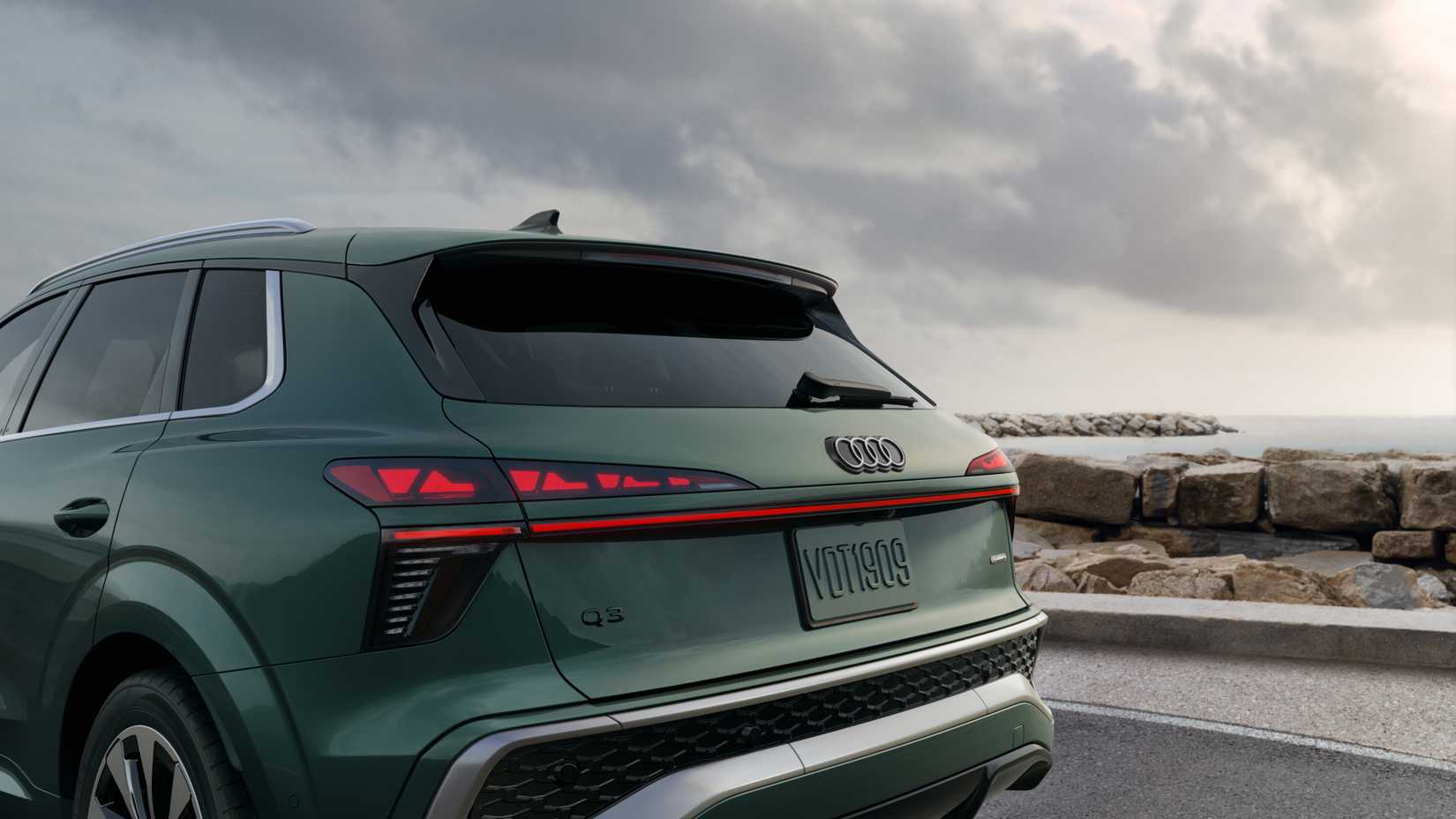Primer plano de la parte trasera del Audi Q3 2026 estacionado en la carretera.