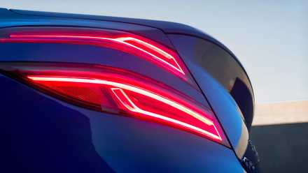 Primer plano de las luces traseras del Genesis G70 2026
