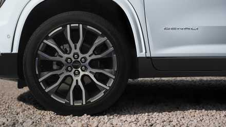 Primer plano definitivo de la GMC Acadia Denali 2026 con ruedas y frenos