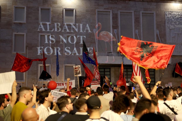 Las protestas, que comenzaron en un resort de lujo respaldado por Jared Kushner en Albania, planean convertirse en una bola de nieve en el movimiento anticorrupción.