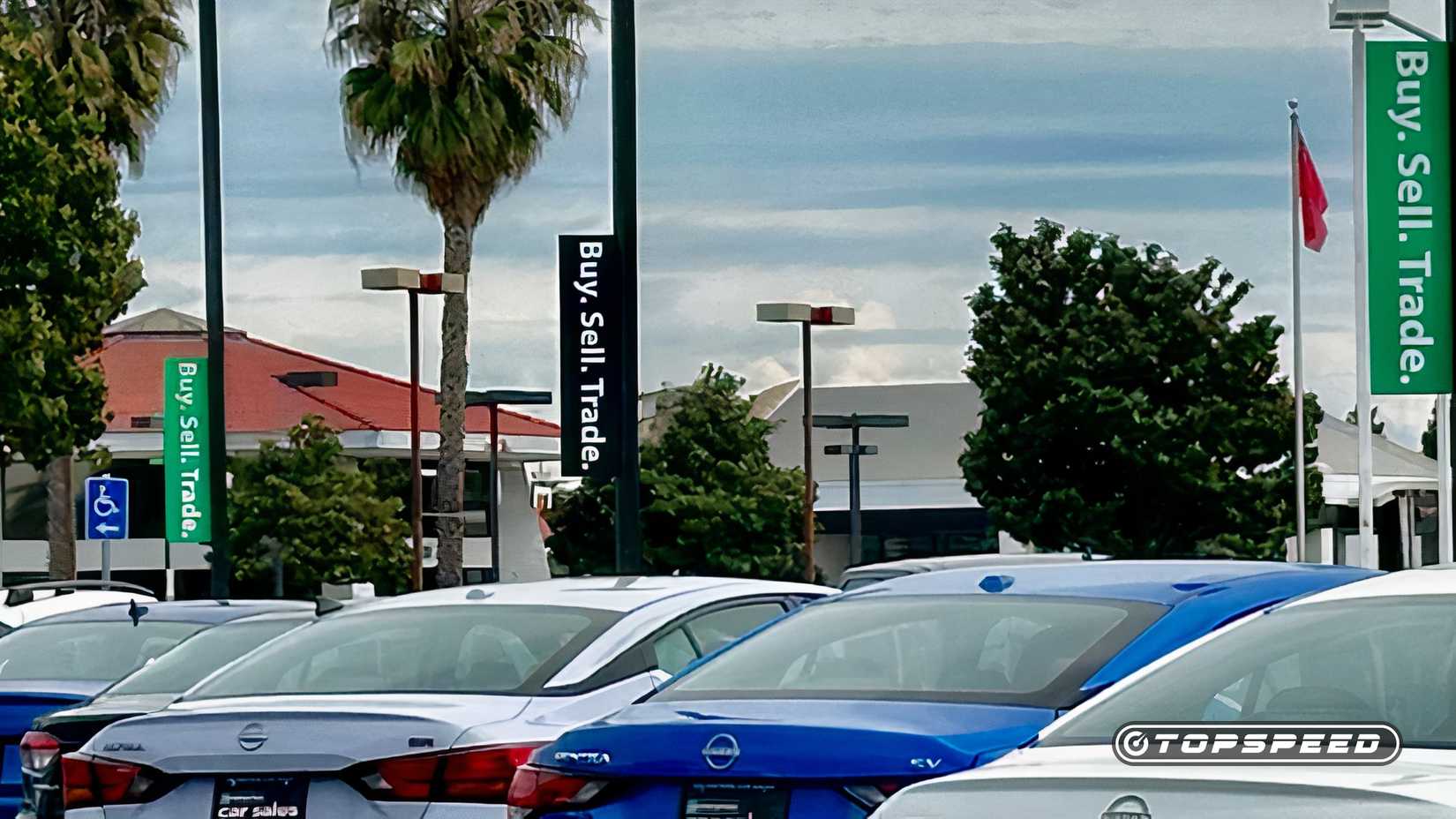 Lotes de autos usados ​​con estacionamientos cercanos que explican las estrategias de precios de los concesionarios y las tarifas ocultas