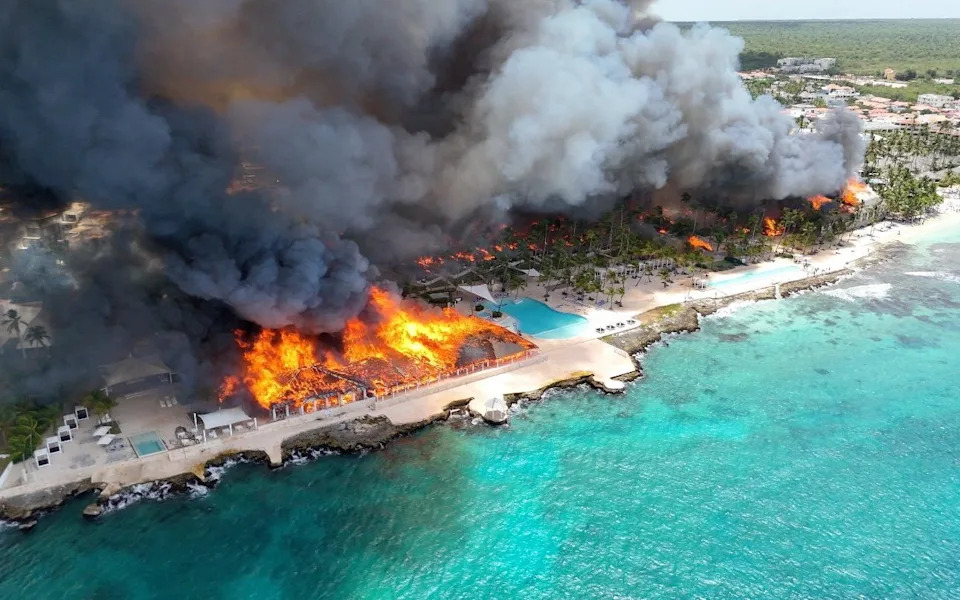 Imágenes aéreas de la escena mostraron llamas arrasando la costa caribeña.