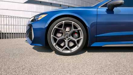 La parte delantera del Audi RS7 2026 se encuentra en un espacio abierto.